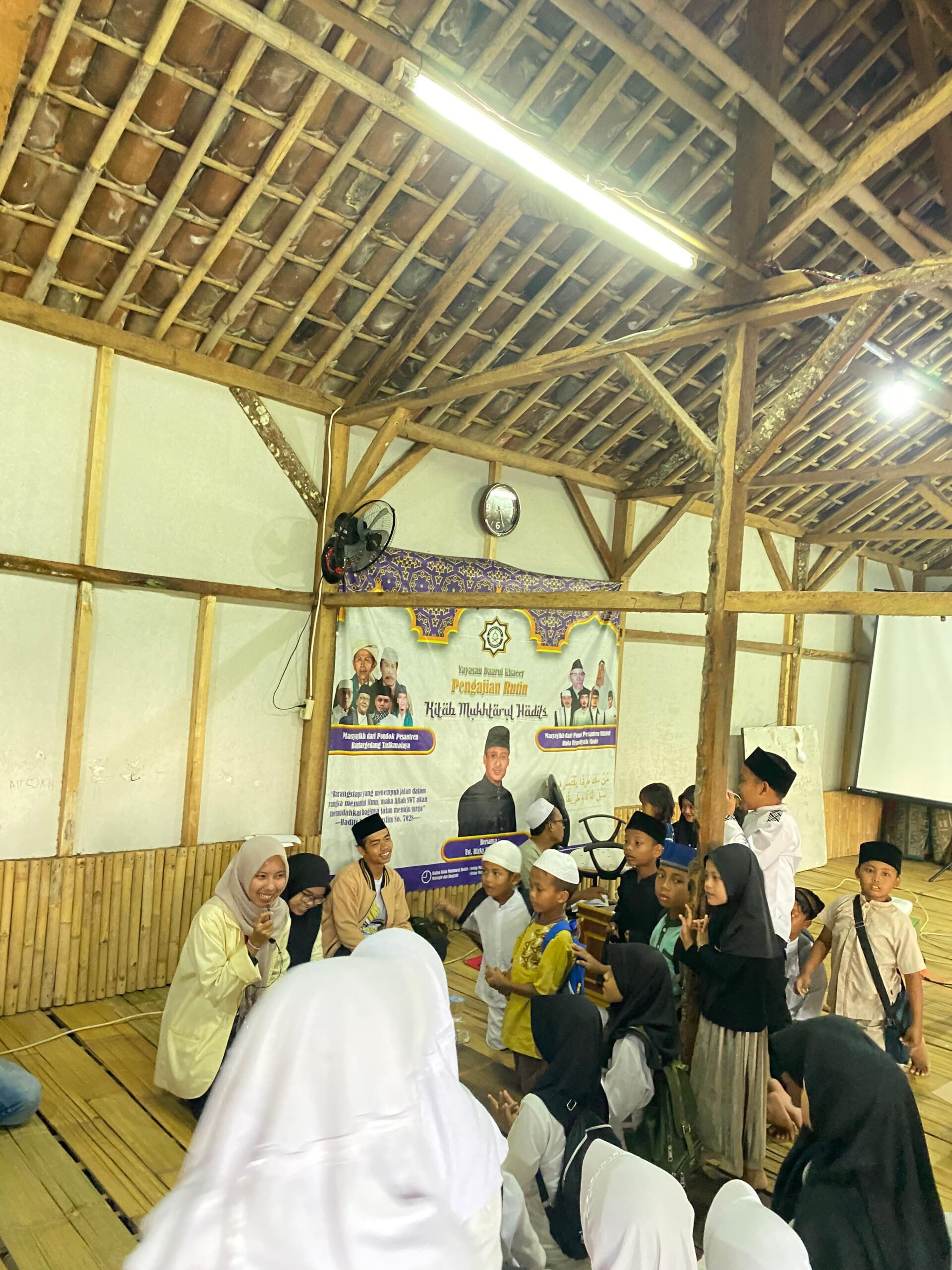 MAHASISWA KKN KELOMPOK 03 GELAR SOSIALISASI IPNU-IPPNU DAN PENGENALAN TEKNOLOGI BERSAMA ANAK-ANAK MADIN DARUL KHOIR